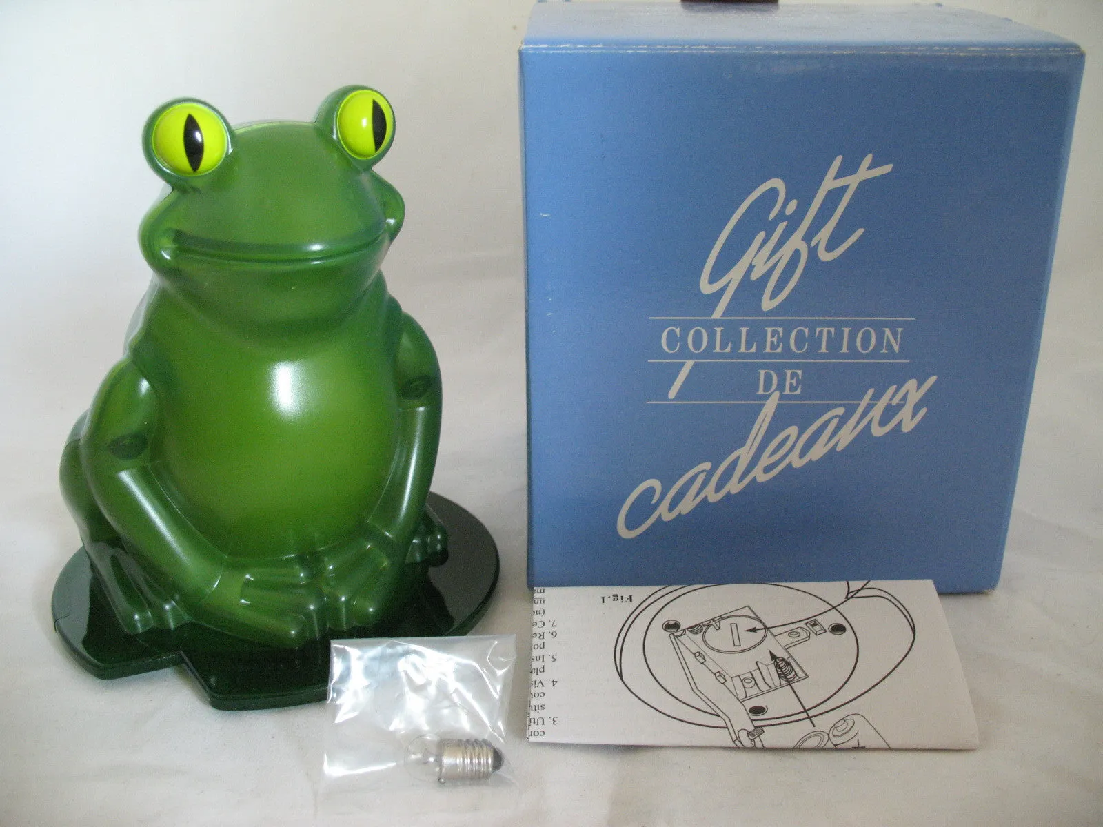 NEW NIB BOX AVON Green LIGHTED FROG Plastic FIGURINE Animal Indoor Table Decor